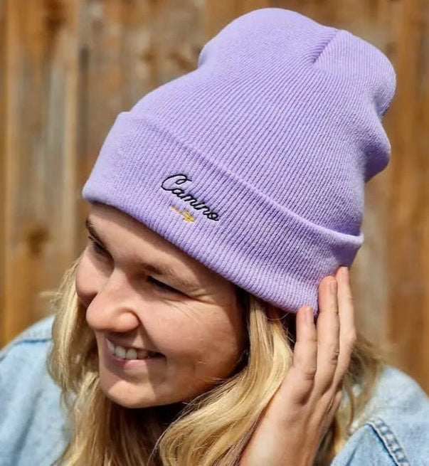 Frau mit Camino Beanie in der Farbe Lavendel