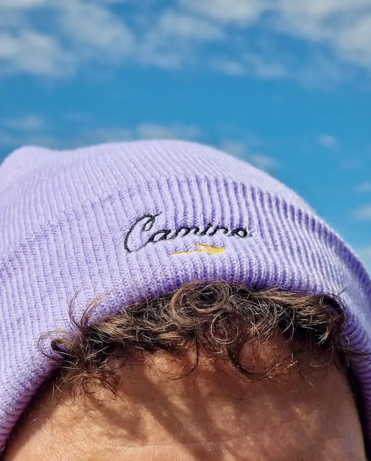 Mann mit Camino Beanie in der Farbe Lavendel
