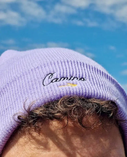 Mann mit Camino Beanie in der Farbe Lavendel